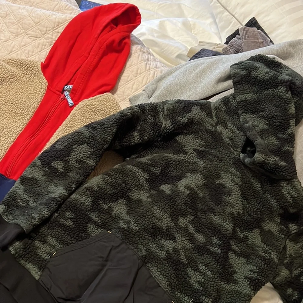 2 sweaters - Picture 2 of 2
